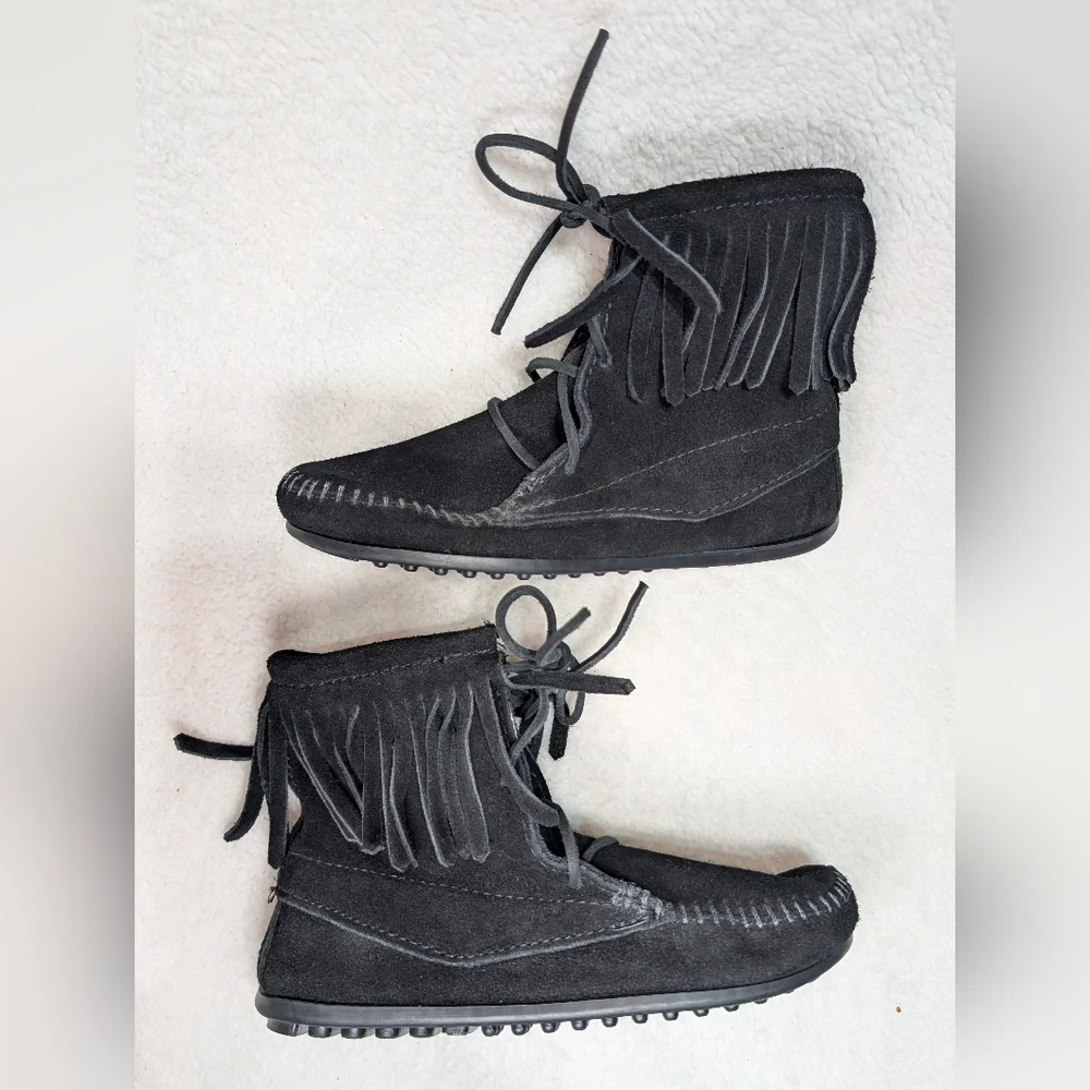 Minnetonka Kids Sz 2 Black Suede Moccasins Ankle Tramper Boot Fringe Lace Up